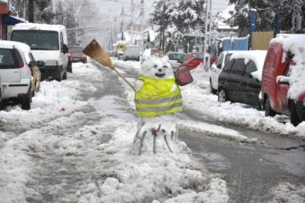 Om de zăpadă, în mijlocul drumului: e 